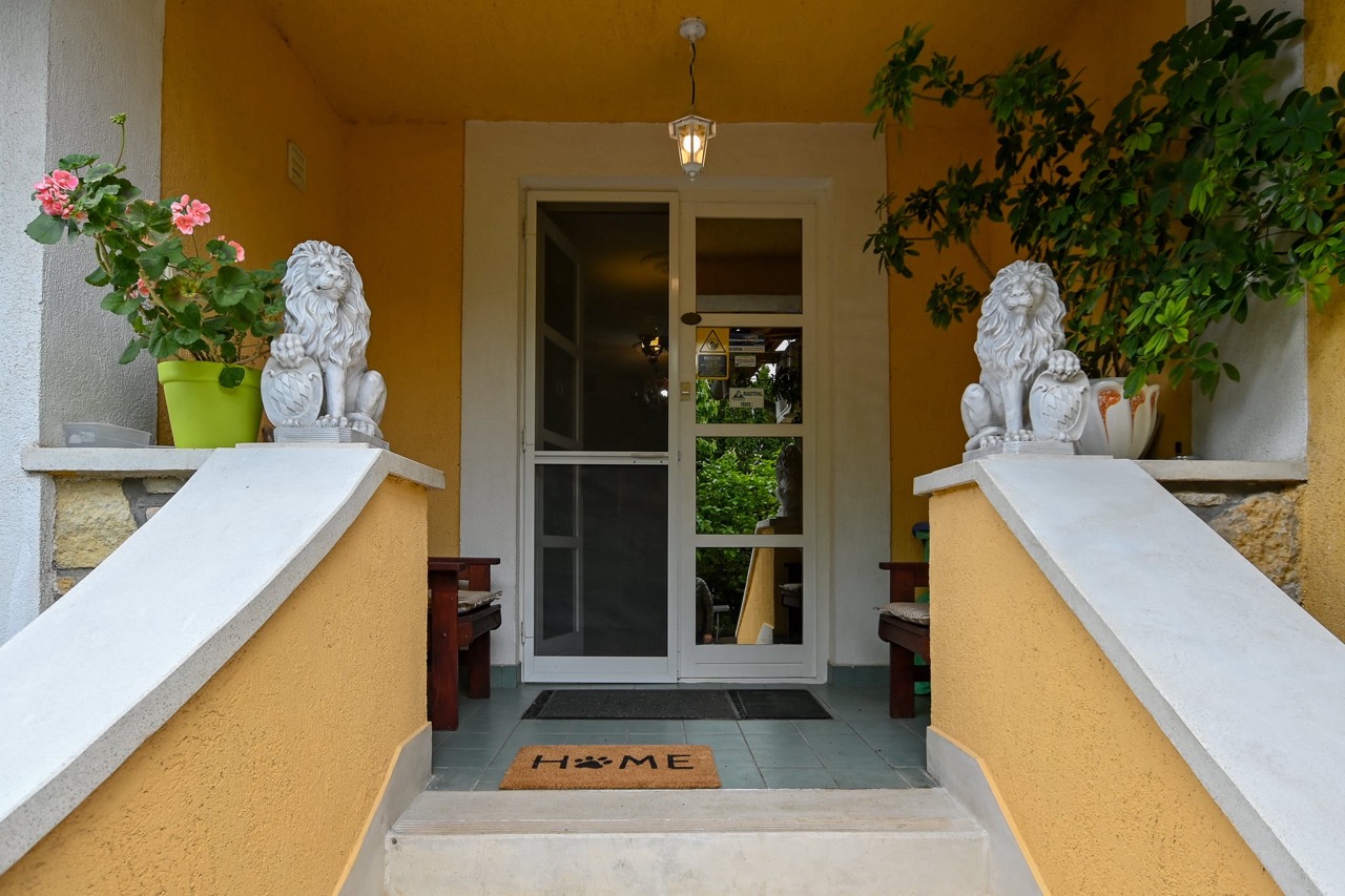 Az apartmanház bejárata