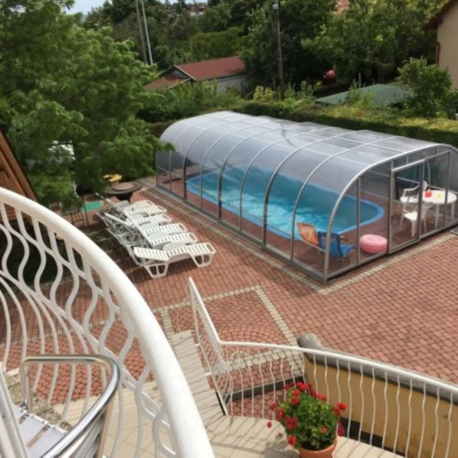 Fedett szabadtéri medence